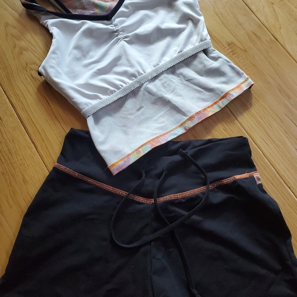 Active were shorts and top - Picture 3 of 10